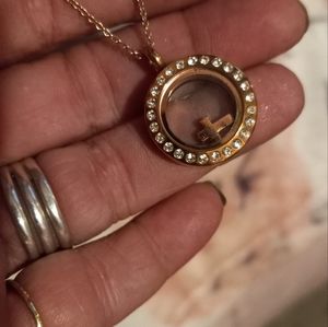 SOLD.                    EUC Origami Owl Rose Gold Plated Circle Locket Necklace